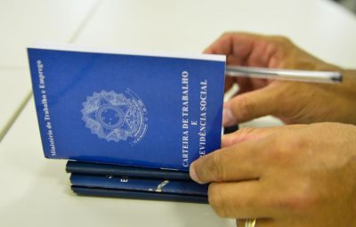 carteira de trabalho2 400x255 - Taxa de desemprego sobe para 13,1%, diz pesquisa do IBGE