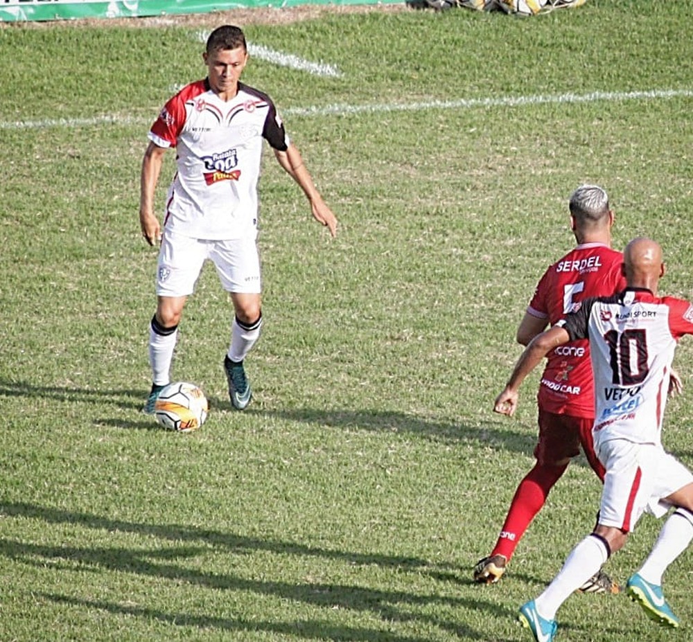 “Não vai tirar nosso foco no acesso”, diz meia do Aracruz, sobre adiamento