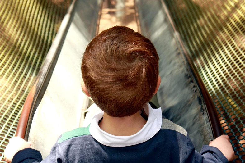 CRIANÇA DEVE SER INDENIZADA R$ 4 MIL APÓS CAIR E LESIONAR OS DENTES EM ESCOLA DO MUNICÍPIO DE VITÓRIA
