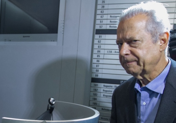 José Dirceu tem até 17h para se entregar à Polícia Federal