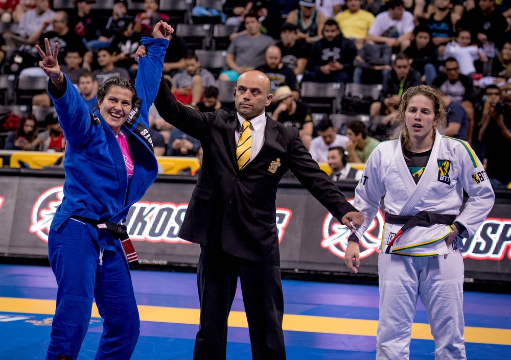 Em busca do tetra, Fernanda Mazzelli vê dificuldades com novas atletas no jiu-jitsu