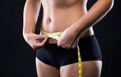 Mulher medindo cintura imagem ilustrativa FreePik 400x255 - Emagrecer rápido pode causar dores nas costas