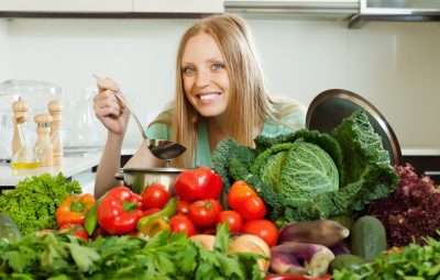 Mulher prepara comida com alimentos naturais Imagem ilustrativa Freepik 400x255 - Como se alimentar durante o tratamento de câncer: sete dicas importantes para a sua saúde