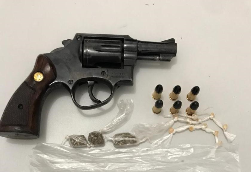 PM apreende arma e drogas em Conceição da Barra
