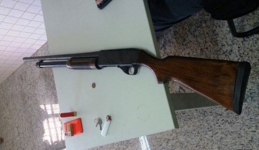 PM apreende entorpecentes e arma de fogo em Anchieta e Piúma