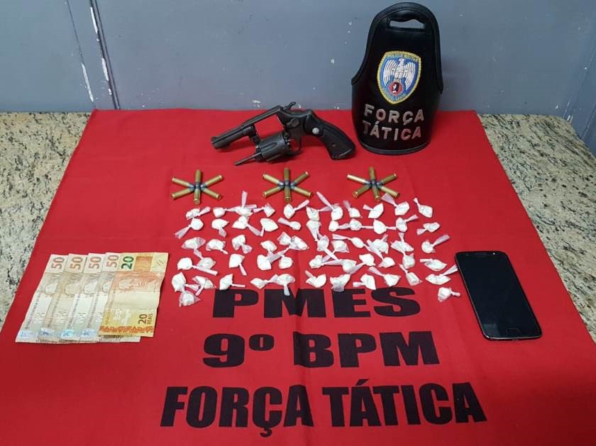 PM prende dois suspeitos com arma e drogas em Cachoeiro