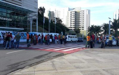 Petroleiros fazem manifestação em frente à sede da Petrobras em Vitória 400x255 - Petroleiros fazem manifestação em frente à sede da Petrobras em Vitória