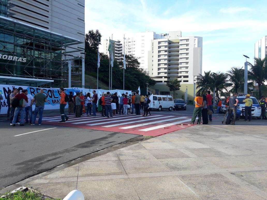 Petroleiros fazem manifestação em frente à sede da Petrobras em Vitória