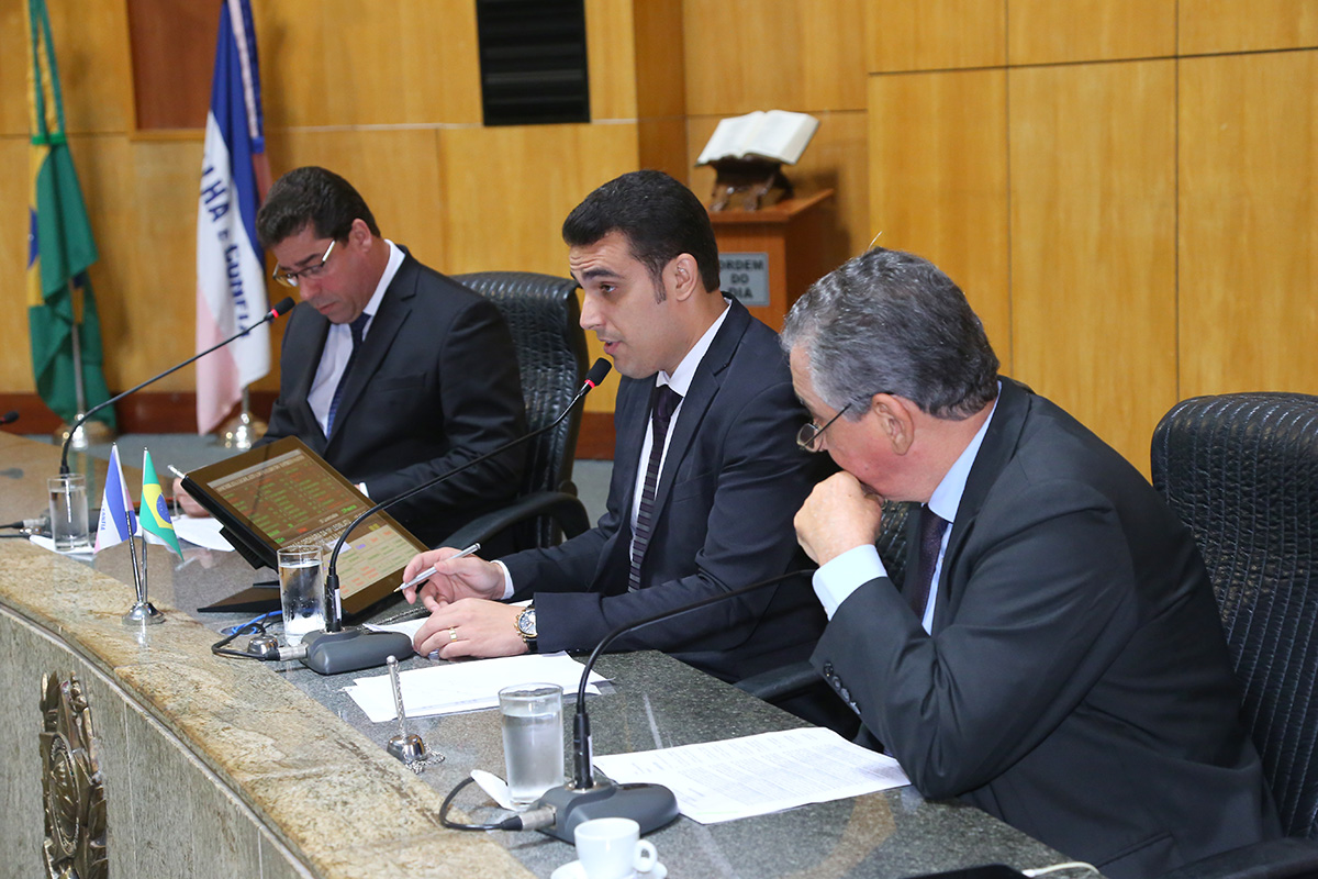 Plenário derruba veto a aumento de salário do governador