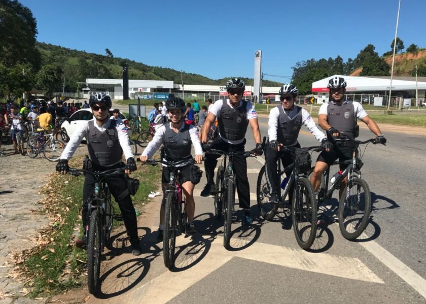 Policiais participam de passeio ciclístico em Cachoeiro