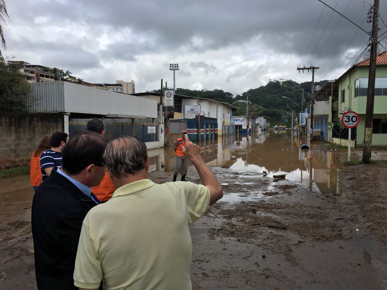 Prefeito recebe representantes do governo e solicita obra de drenagem