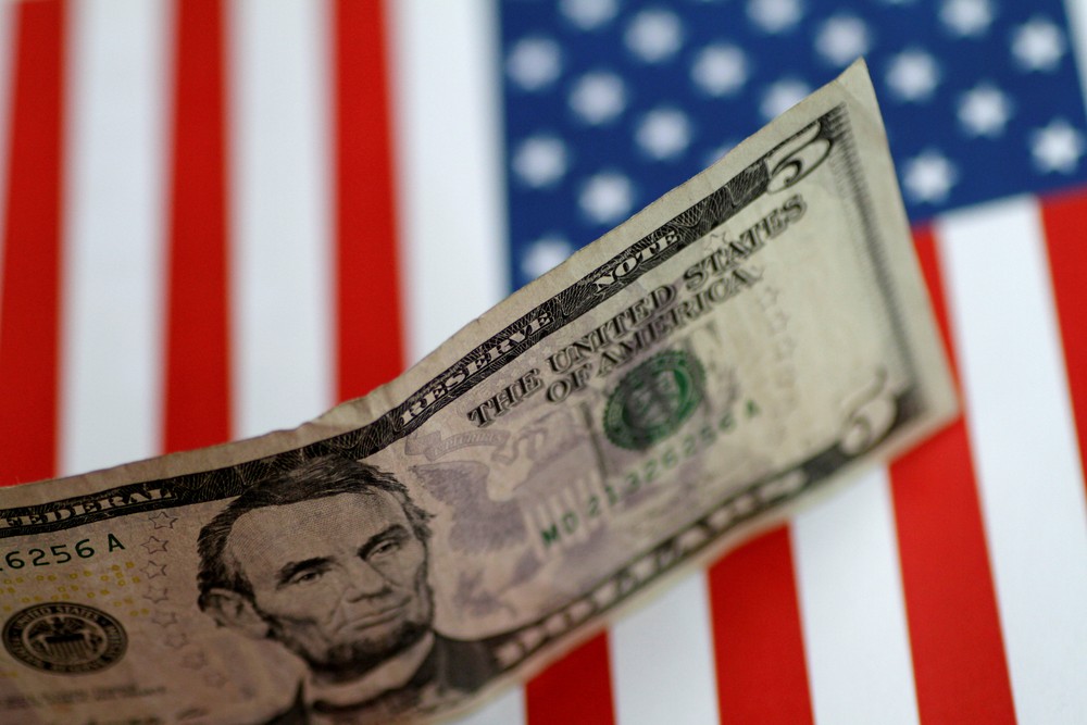 Dólar sobe e fecha a R$ 3,70, maior valor em mais de 2 anos, de olho no exterior