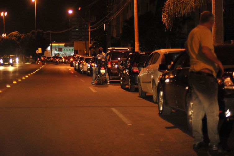 População faz fila nos postos de Brasília; combustível começa a faltar