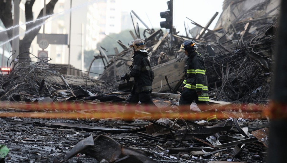Bombeiros buscam 4 pessoas desaparecidas após desabamento de prédio no Centro de SP