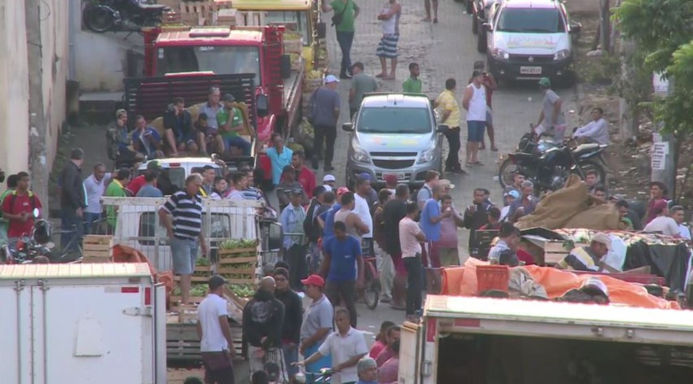 Caminhoneiros bloqueiam entrada de produtores na Ceasa, na BR-262, no ES