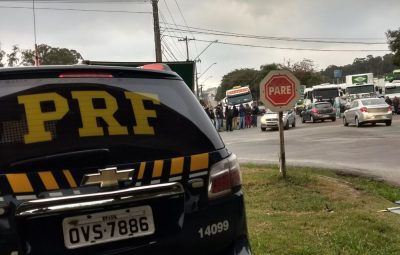 prf 400x255 - Protesto de caminhoneiros nas estradas do Paraná contra o aumento do diesel chega ao 4º dia