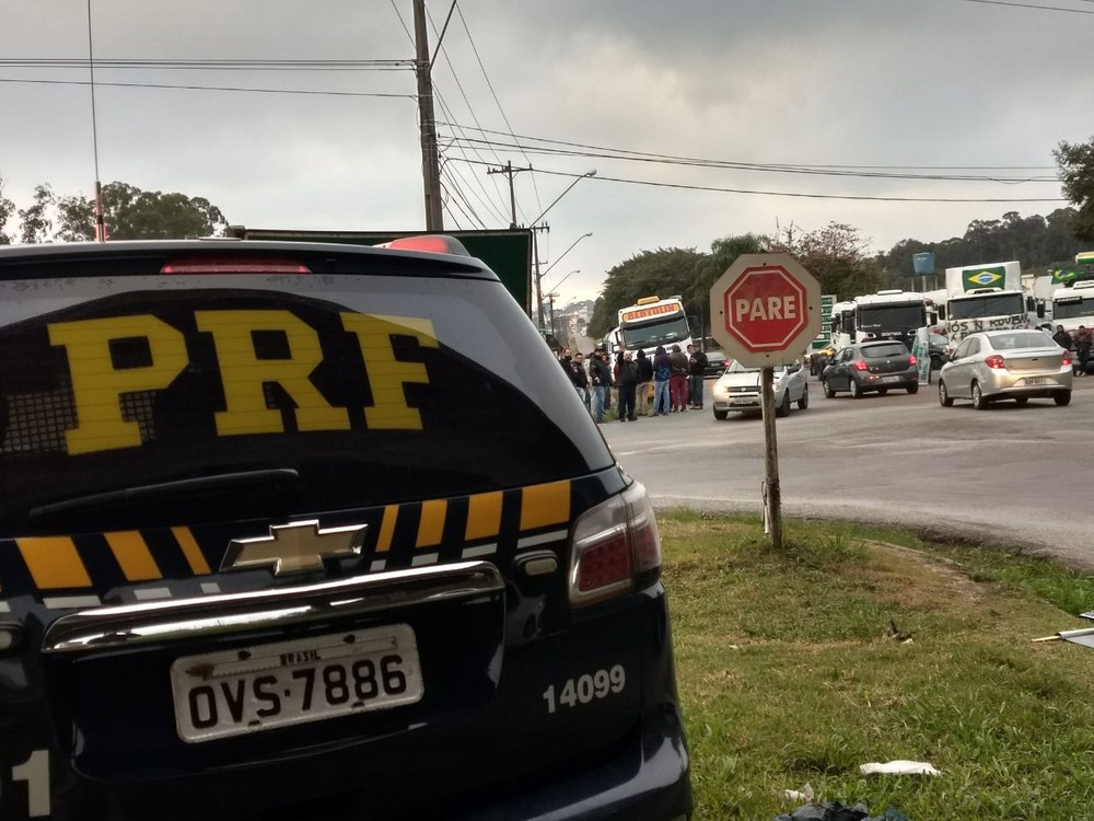 Protesto de caminhoneiros nas estradas do Paraná contra o aumento do diesel chega ao 4º dia