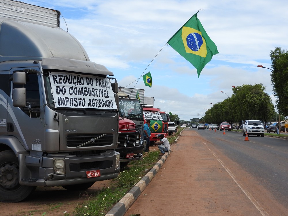 Bolsonaro diz que governo vai criar cartão-caminhoneiro