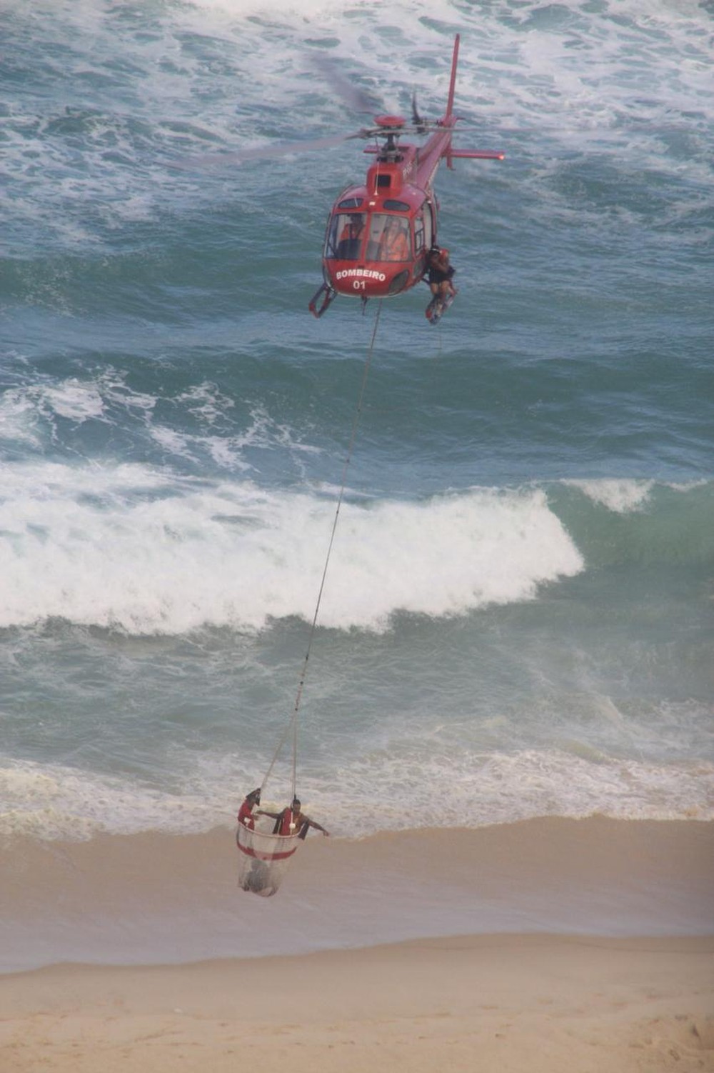 Helicóptero cai na praia da Barra da Tijuca e deixa um morto e 3 feridos