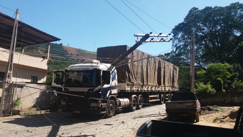 20180612 114106 1024x576 - Caminhão derruba postes e interdita rodovia que liga Iconha a Vargem Alta