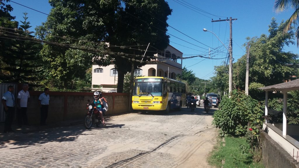 20180612 114129 1024x576 - Caminhão derruba postes e interdita rodovia que liga Iconha a Vargem Alta