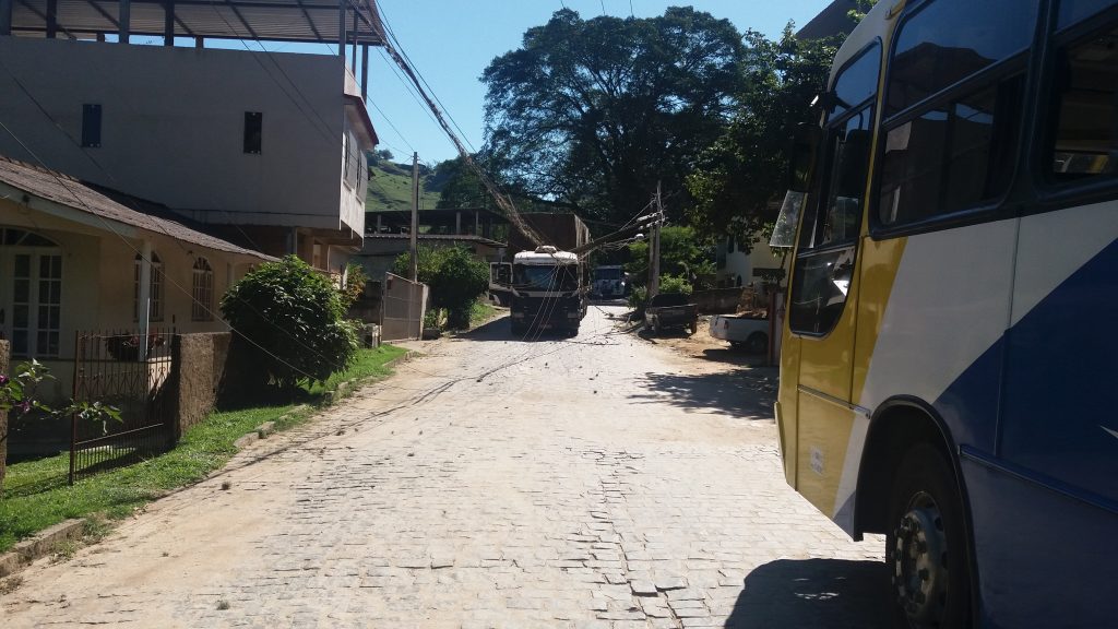 20180612 114224 1024x576 - Caminhão derruba postes e interdita rodovia que liga Iconha a Vargem Alta