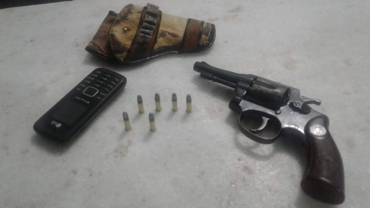 POLÍCIA MILITAR APREENDE ARMA DE FOGO EM ALFREDO CHAVES E DROGAS EM PIÚMA