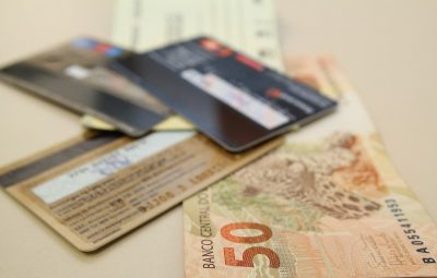 cartao e dinheiro 400x255 - Juros do rotativo do cartão de crédito sobem para 278,7% ao ano