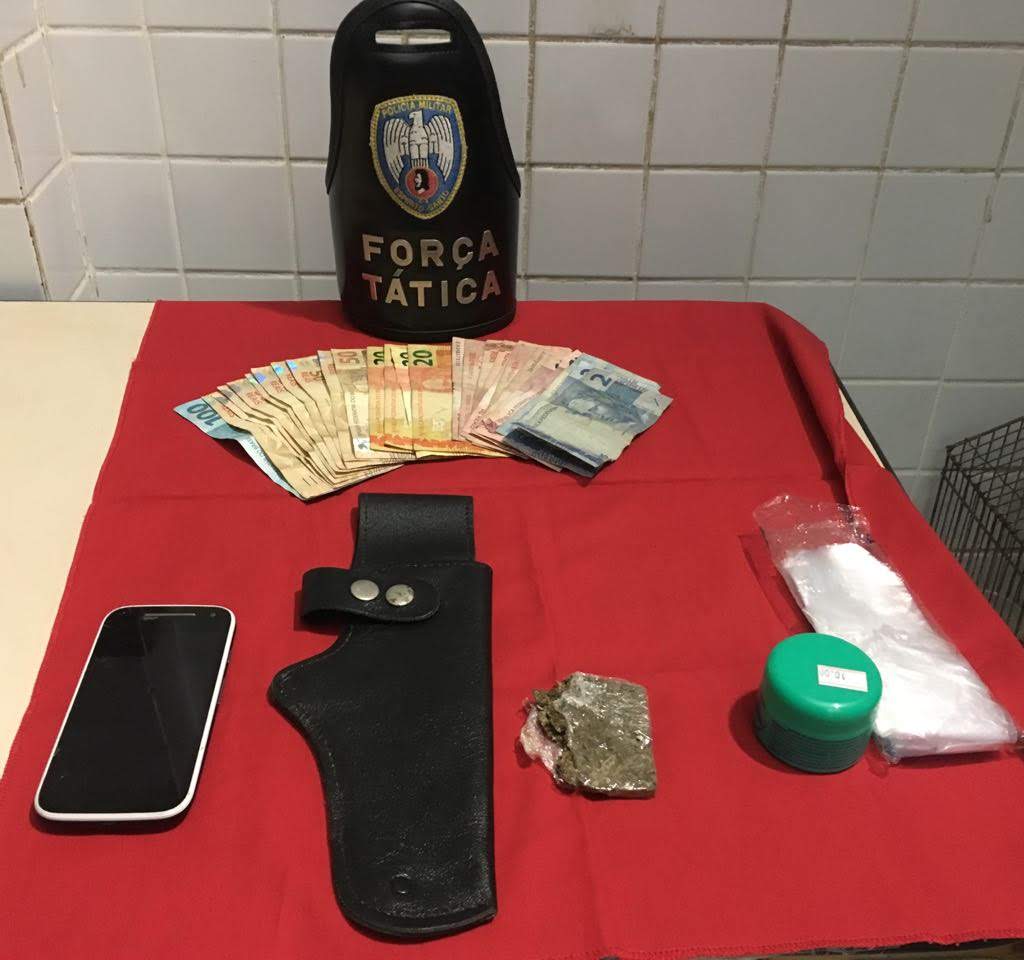 POLÍCIA MILITAR APREENDE ENTORPECENTE E PÁSSAROS EM CUMPRIMENTO DE MANDADO DE BUSCA E APREENSÃO EM PIÚMA