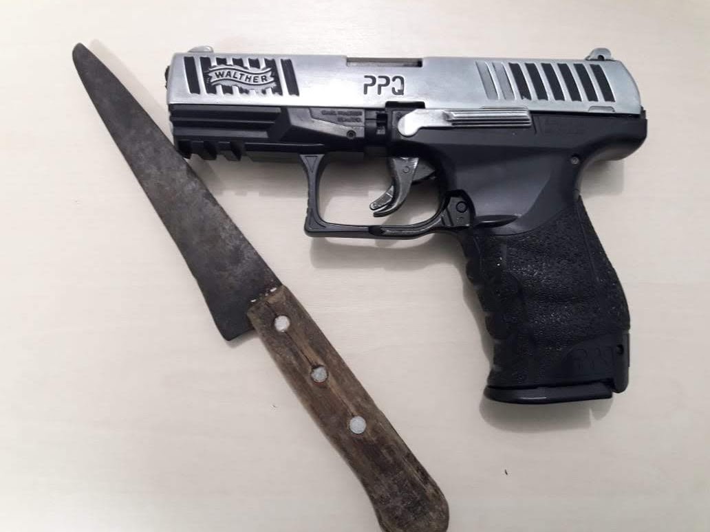 POLÍCIA MILITAR APREENDE ENTORPECENTES EM ANCHIETA E SIMULACRO DE ARMA DE FOGO EM PIÚMA