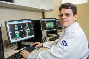 Glauber Tebaldi Fisíco Médico do Instituto de Radioterapia Vitória 300x200 - Falta de radioterapia mata cerca de 5 mil pessoas todo ano