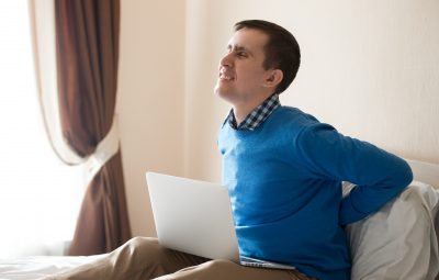 Homem sente fortes dores na coluna Imagem retirada do FreePik 400x255 - Dor nos ossos pode ser sinal de câncer
