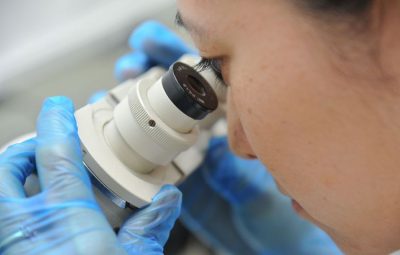 Saude    microscopio    EBC 400x255 - Médicos britânicos alertam sobre superbactéria transmitida sexualmente