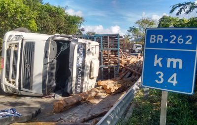 acidente 400x255 - Caminhão de eucalipto tomba e pista é interditada na BR-262, no ES