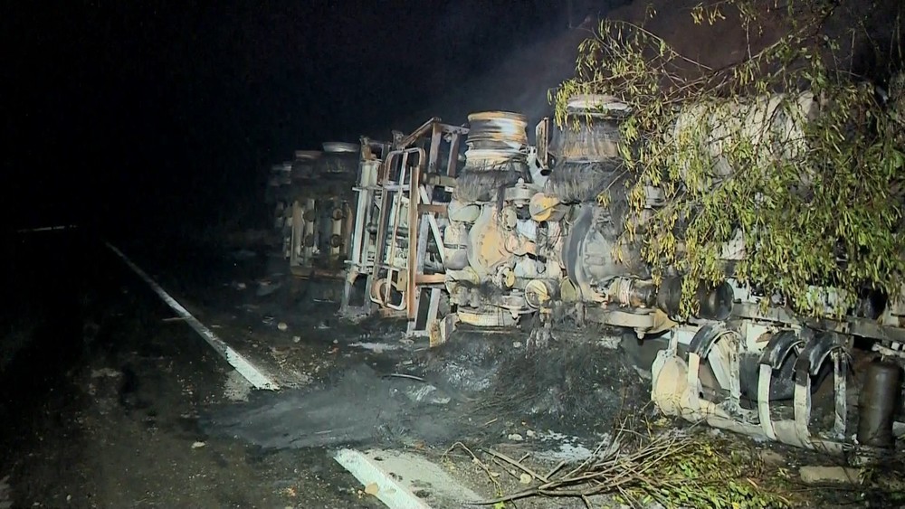 Caminhão tomba e explode em estrada que liga Cachoeiro a Vargem Alta no ES