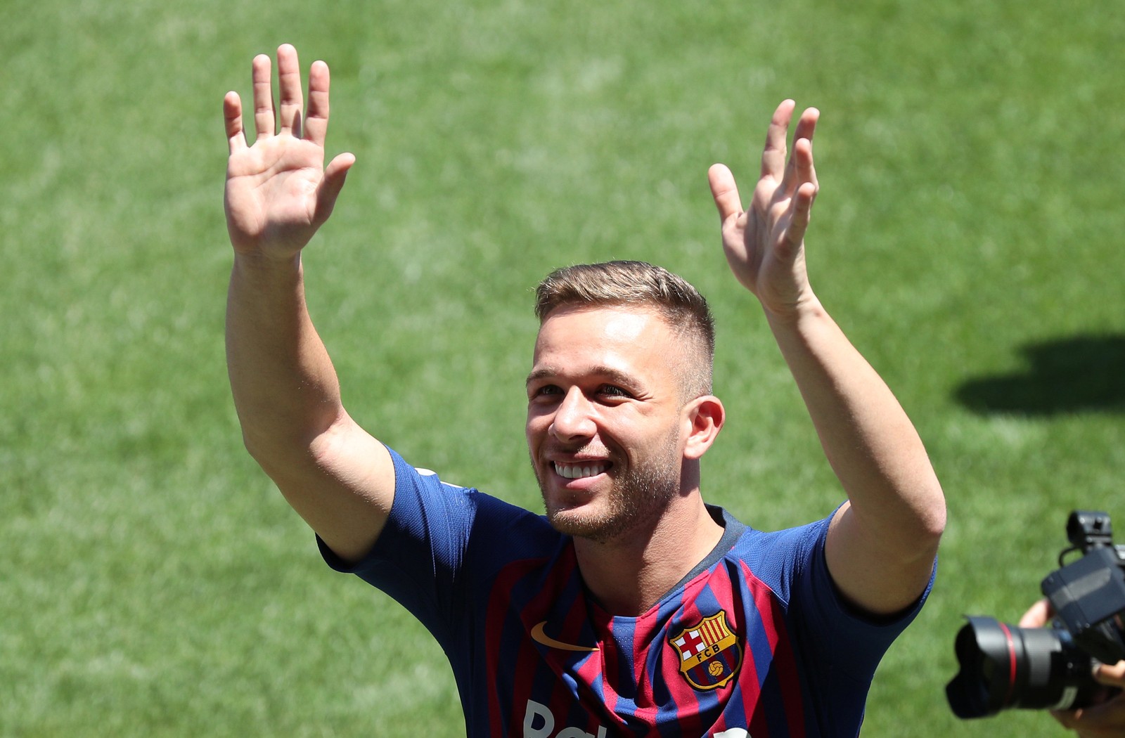 Arthur assina contrato e é apresentado no Barcelona: “Dia mais feliz da minha vida”