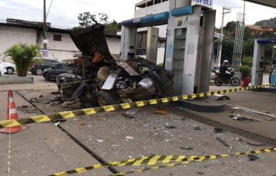 carro explode 400x255 - Carro adaptado com botijões de gás de cozinha explode em posto de combustíveis de Vila Velha