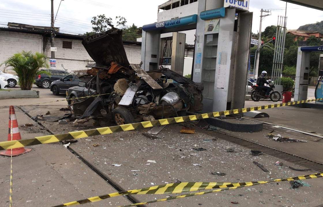 Carro adaptado com botijões de gás de cozinha explode em posto de combustíveis de Vila Velha