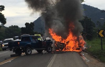 carro pega fogo 400x255 - Carro pega fogo na BR-101 ao bater em caminhonete em Ibiraçu, ES