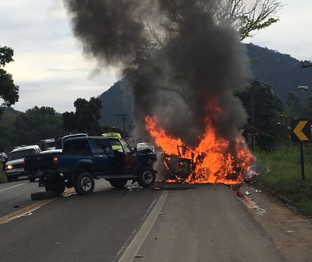Carro pega fogo na BR-101 ao bater em caminhonete em Ibiraçu, ES