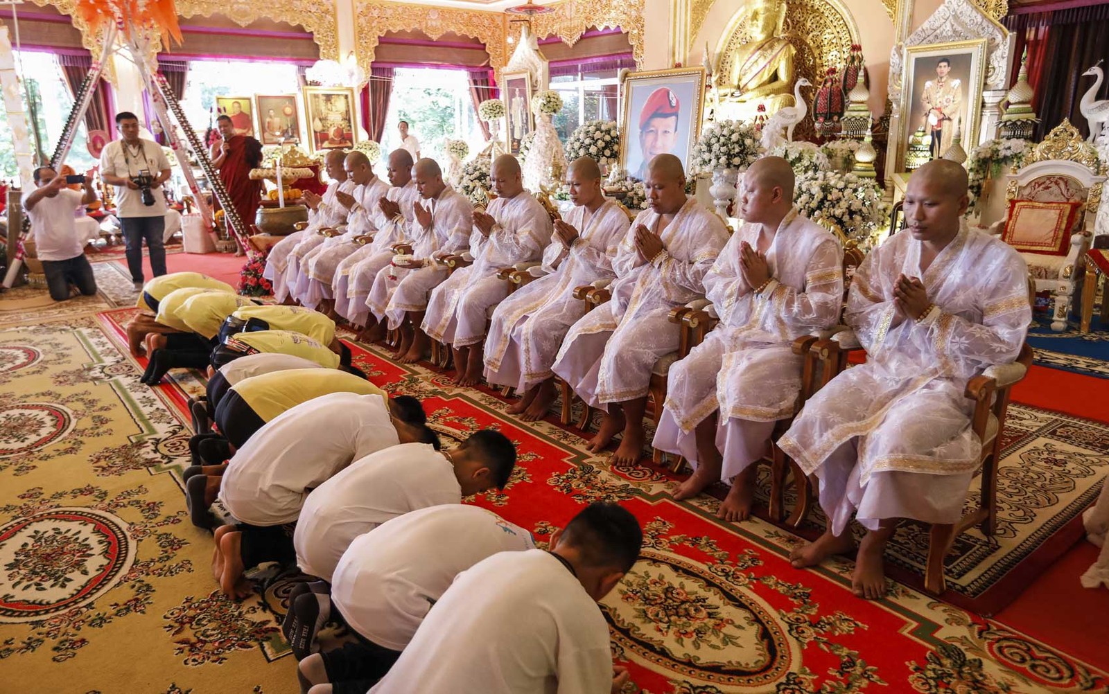 ‘Javalis Selvagens’ da Tailândia visitam templo para agradecer recuperação