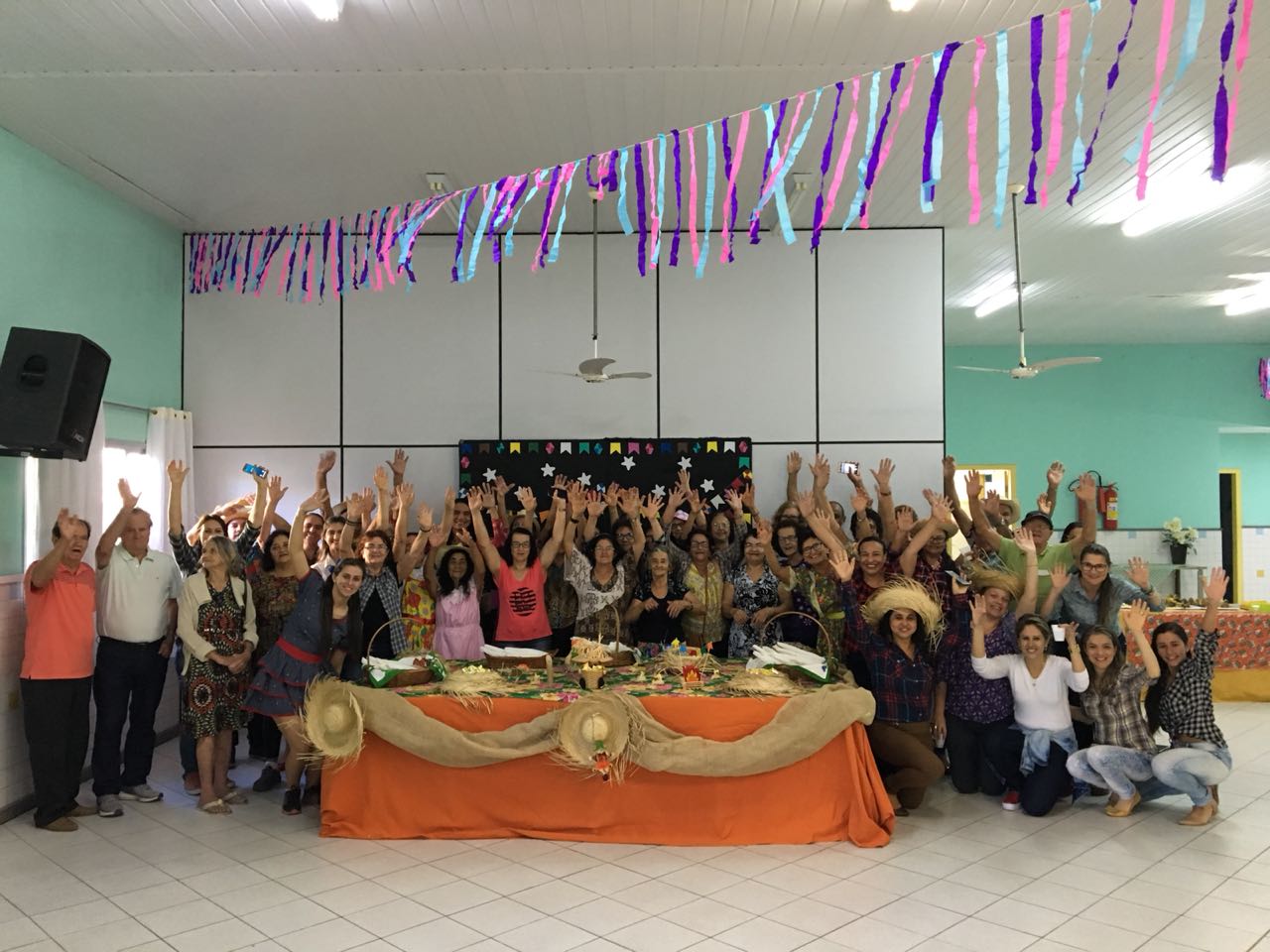 Cras comemora dia dos avós com Festa Caipira