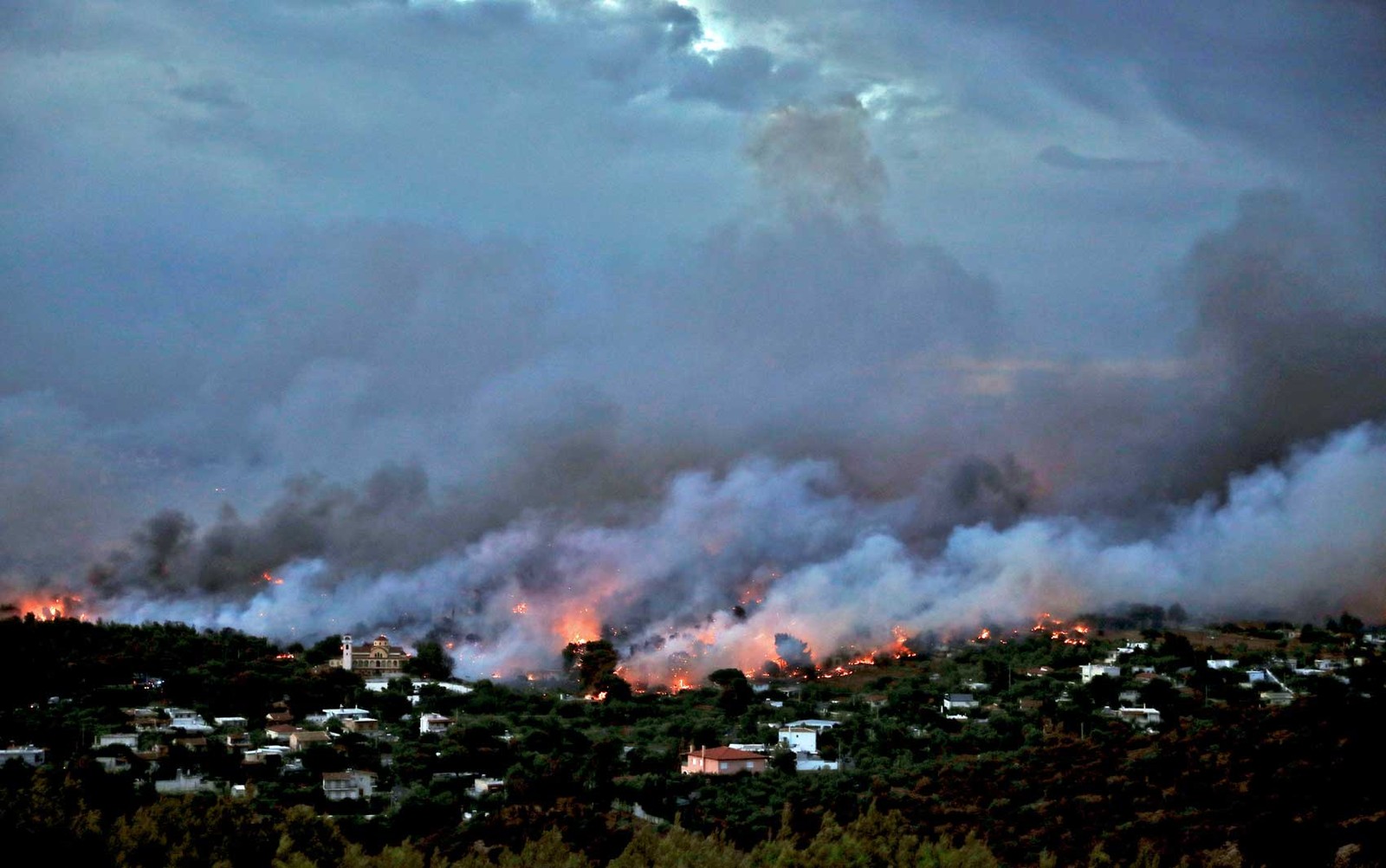 Sobe o número de mortos nos incêndios florestais na Grécia