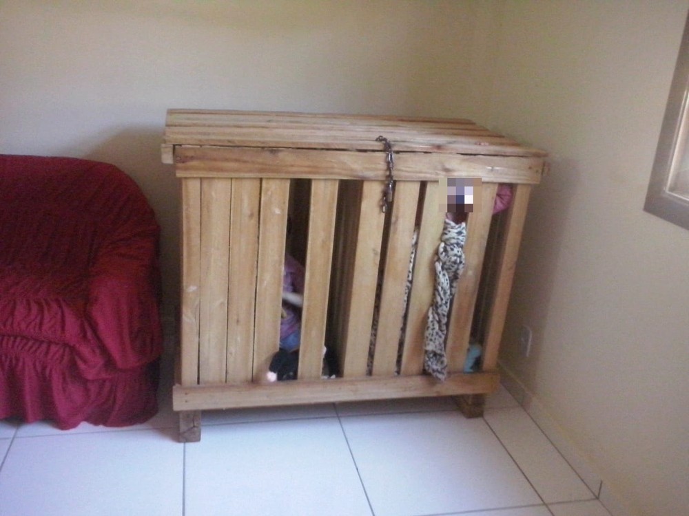 Irmãos de 3 anos são encontrados trancados dentro de caixote no ES