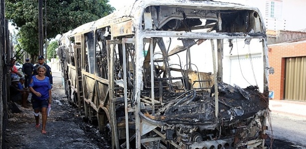 Mais um ônibus é incendiado em Fortaleza