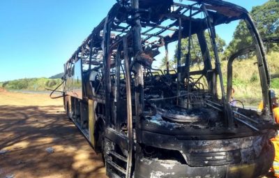 onibus pega fogo na br 400x255 - Ônibus pega fogo na BR-101, em Guarapari