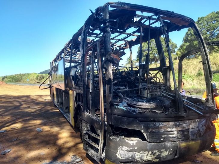Ônibus pega fogo na BR-101, em Guarapari