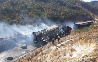 veiculos 400x255 - Acidente envolvendo carretas, ônibus e carros deixa mortos e feridos na BR-251, em Francisco Sá