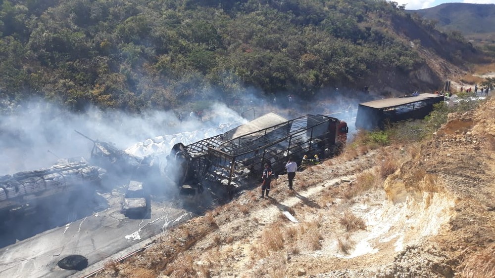 Acidente envolvendo carretas, ônibus e carros deixa mortos e feridos na BR-251, em Francisco Sá