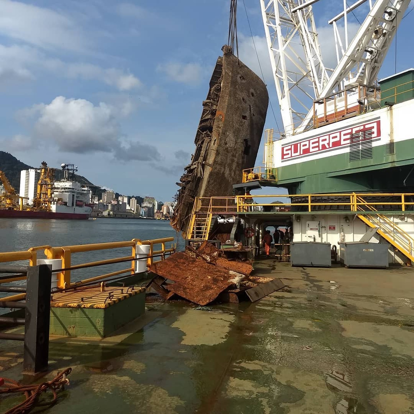 Draga naufragada há oito anos começa a ser retirada no Porto de Vitória, ES